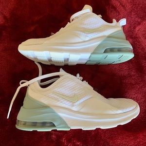 Nike Women’s Air Max Motion 2 Sneaker / Size 7